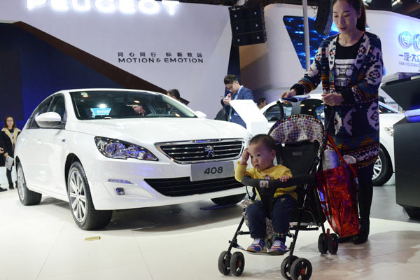 A young mother takes her child to an auto show in Zhengzhou, Henan province, on Nov 4, 2016. (Photo by Zhang Tao/For China Daily) A young mother takes her child to an auto show in Zhengzhou, Henan province, on Nov 4, 2016. (Photo by Zhang Tao/For China Daily)
