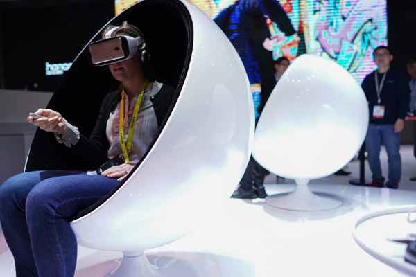 Visitors try VR tech of Chinese company Huawei Technologies Co Ltd at the Consumer Electronics Show in Las Vegas. (Photo/Xinhua) Visitors try VR tech of Chinese company Huawei Technologies Co Ltd at the Consumer Electronics Show in Las Vegas. (Photo/Xinhua)