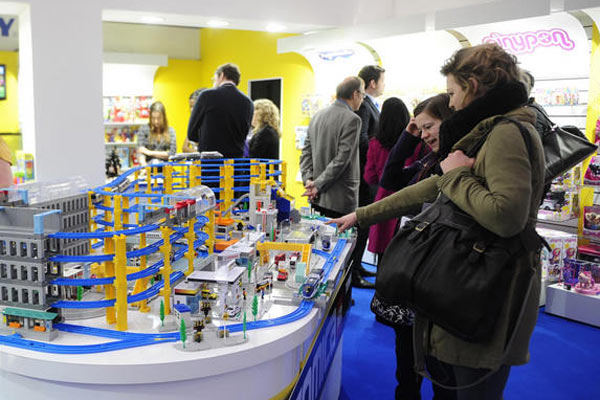 Visitors are seen on the Toy Fair at the Olympia Exhibition Center in London, Jan 27, 2011. (Photo/Xinhua) Visitors are seen on the Toy Fair at the Olympia Exhibition Center in London, Jan 27, 2011. (Photo/Xinhua)