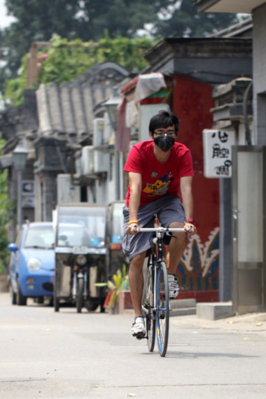 A cyclist wears a Respro face mask. (Photo/China Daily) A cyclist wears a Respro face mask. (Photo/China Daily)