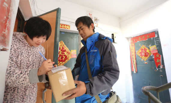 A 26-year-old woman receives goods she bought online in Dalian, Liaoning province. (Photo provided to China Daily) A 26-year-old woman receives goods she bought online in Dalian, Liaoning province. (Photo provided to China Daily)