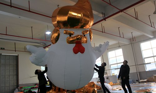 Two workers erect a Trump rooster. (Photo: Yang Hui/GT) Two workers erect a Trump rooster. (Photo: Yang Hui/GT)