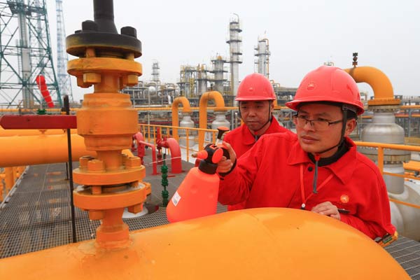 Workers from China National Petroleum Corp do cleaning work at a natural gas treatment facility in Suining, Sichuan province. (Photo by Zhong Min/For China Daily) Workers from China National Petroleum Corp do cleaning work at a natural gas treatment facility in Suining, Sichuan province. (Photo by Zhong Min/For China Daily)
