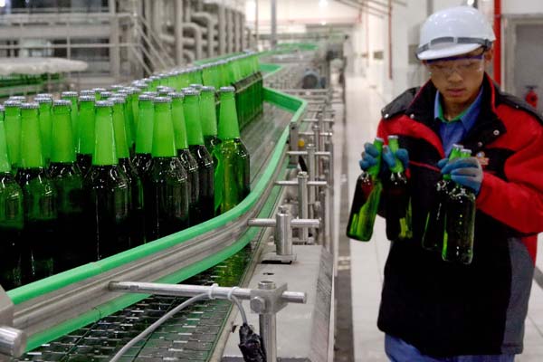 A supervisor picks some bottles of beer for quality tests at Tsingtao's production base in Luoyang, Henan province. (Photo provided to China Daily) A supervisor picks some bottles of beer for quality tests at Tsingtao's production base in Luoyang, Henan province. (Photo provided to China Daily)