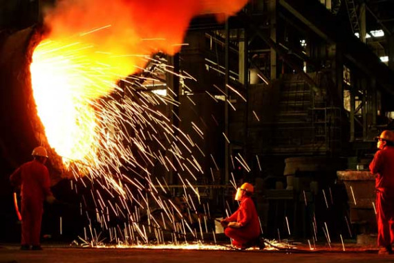Workers clean a molten steel holder at Dalian Special Steel Co Ltd in Dalian, Liaoning province. (Photo: For China Daily/Liu Debin) Workers clean a molten steel holder at Dalian Special Steel Co Ltd in Dalian, Liaoning province. (Photo: For China Daily/Liu Debin)