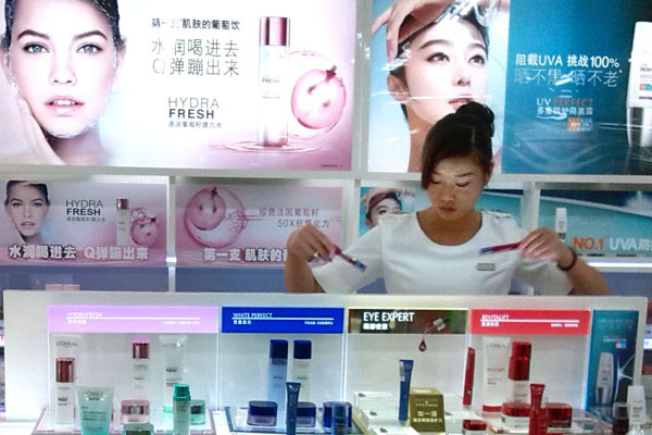 A salesgirl arranges products at a L'Oreal store at a shopping mall in Nanjing, Jiangsu. (Photo by An Xin/For China Daily) A salesgirl arranges products at a L'Oreal store at a shopping mall in Nanjing, Jiangsu. (Photo by An Xin/For China Daily)