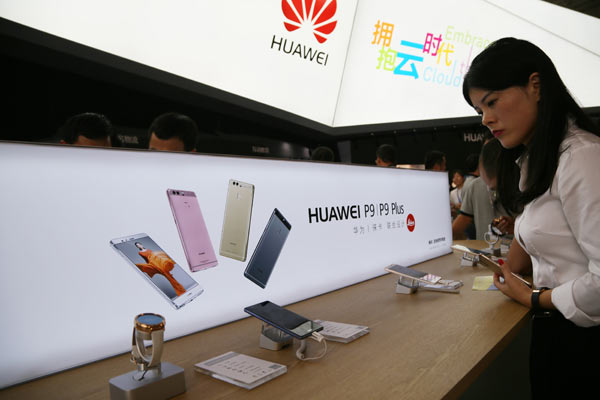 A visitor looks at a smartphone by Huawei Technologies Co Ltd at an international telecoms exhibition in Beijing. Huawei sold 139 million handsets in 2016, up 29 percent from the previous year. (Photo by Nan Shan/For China Daily) A visitor looks at a smartphone by Huawei Technologies Co Ltd at an international telecoms exhibition in Beijing. Huawei sold 139 million handsets in 2016, up 29 percent from the previous year. (Photo by Nan Shan/For China Daily)