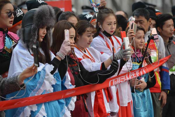 Web celebrities use smartphones to live-stream a running event in Shenyang, Liaoning province. (Photo provided to China Daily) Web celebrities use smartphones to live-stream a running event in Shenyang, Liaoning province. (Photo provided to China Daily)