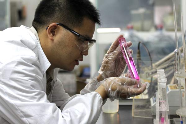 A technician from Dow Chemical Co checks sample of waste water in Nantong, Jiangsu province. (Photo/Xinhua) A technician from Dow Chemical Co checks sample of waste water in Nantong, Jiangsu province. (Photo/Xinhua)