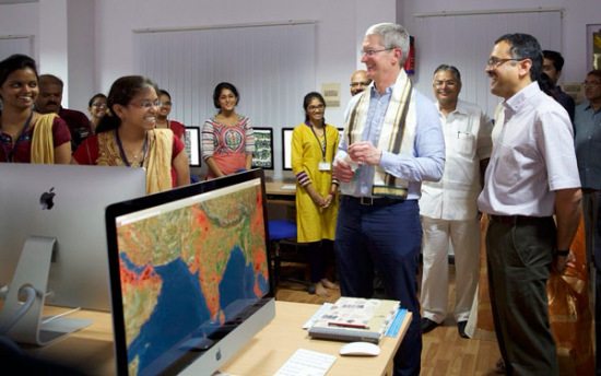 Tim Cook talks with talents at the new Mac Lab at GNITS women's college on May 19, 2016 during his first visit to the nation. (Photo/Cook's Twitter) Tim Cook talks with talents at the new Mac Lab at GNITS women's college on May 19, 2016 during his first visit to the nation. (Photo/Cook's Twitter)