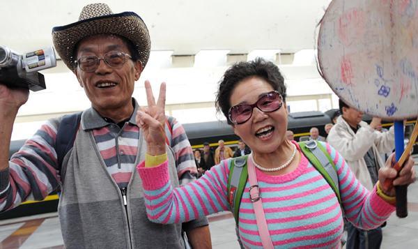 A senior citizen couple arrive at Lhasa, capital of the Tibet autonomous region, for their sight-seeing tour. (Photo/Xinhua) A senior citizen couple arrive at Lhasa, capital of the Tibet autonomous region, for their sight-seeing tour. (Photo/Xinhua)