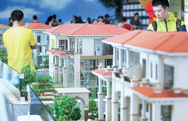 Potential homebuyers visit a property project in Danzhou, a city in western Hainan province. People from other provinces on the mainland are now the major buyers of properties in the tropical island. (Photo provided to China Daily) Potential homebuyers visit a property project in Danzhou, a city in western Hainan province. People from other provinces on the mainland are now the major buyers of properties in the tropical island. (Photo provided to China Daily)