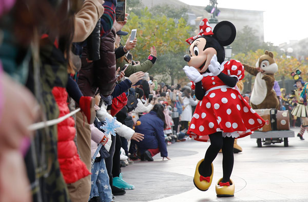 Disney cartoon characters interact with visitors at the Shanghai Disney Resort. (Photo/China Daily) Disney cartoon characters interact with visitors at the Shanghai Disney Resort. (Photo/China Daily)