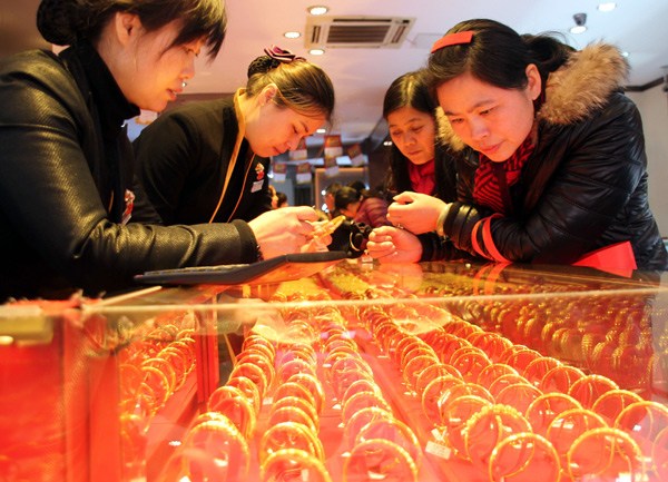Customers select bracelets at a jewelry store in Suzhou, Jiangsu province, on Jan 31. WANG JIANKANG /FOR CHINA DAILY Customers select bracelets at a jewelry store in Suzhou, Jiangsu province, on Jan 31. WANG JIANKANG /FOR CHINA DAILY
