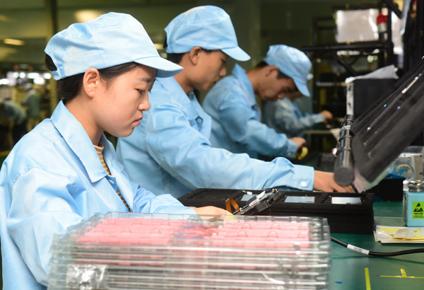 Workers assemble smartphones at a ZTE Corp plant in Xi'an, Shaanxi province. YUAN JINGZHI / FOR CHINA DAILY Workers assemble smartphones at a ZTE Corp plant in Xi'an, Shaanxi province. YUAN JINGZHI / FOR CHINA DAILY