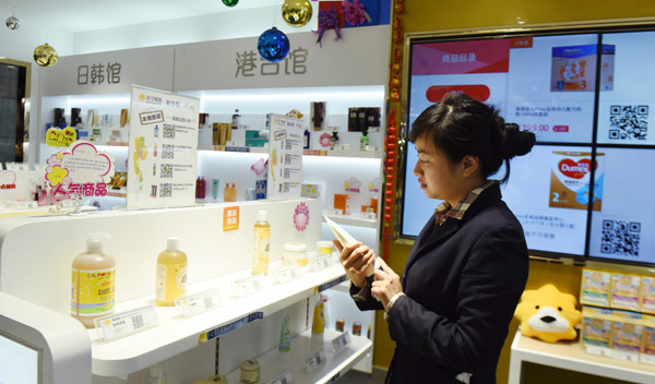 A customer selects imported items at a cross-border e-commerce experience store in Hangzhou. LONG WEI /FOR CHINA DAILY A customer selects imported items at a cross-border e-commerce experience store in Hangzhou. LONG WEI /FOR CHINA DAILY
