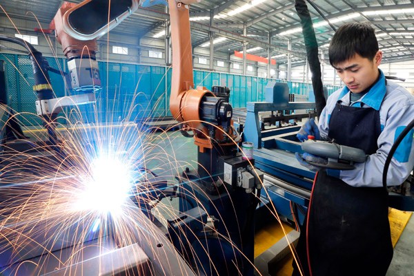 A skilled worker operates a welding robot at an elevator-manufacturing company in Lianyungang, Jiangsu province. SI WEI / FOR CHINA DAILY A skilled worker operates a welding robot at an elevator-manufacturing company in Lianyungang, Jiangsu province. SI WEI / FOR CHINA DAILY