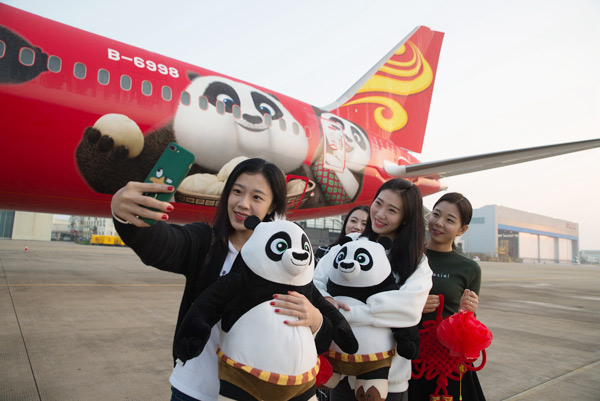Passengers take selfies in front of a Hainan Airlines' plane after a panda-themed flight from Haikou to Beijing in late January. (Photo provided to China Daily) Passengers take selfies in front of a Hainan Airlines' plane after a panda-themed flight from Haikou to Beijing in late January. (Photo provided to China Daily)