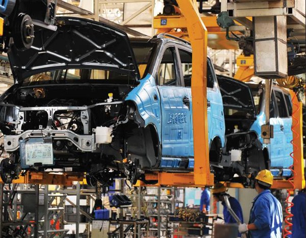 Workers assemble car bodies at a SAIC Motor plant in Liuzhou, Guangxi Zhuang autonomous region. (Photo/Xinhua) Workers assemble car bodies at a SAIC Motor plant in Liuzhou, Guangxi Zhuang autonomous region. (Photo/Xinhua)