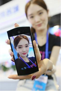 A staff member displays her selfie edited by the photo app Meitu at an international software expo in Beijing on May 27, 2015. (Photo provided to China Daily) A staff member displays her selfie edited by the photo app Meitu at an international software expo in Beijing on May 27, 2015. (Photo provided to China Daily)