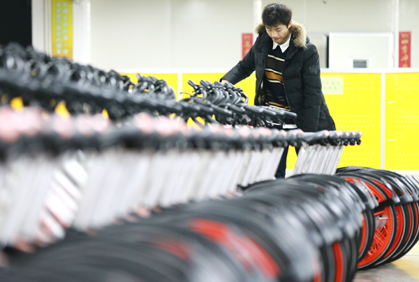 A worker at a Mobike factory in Hengyang, Hunan province. PENG BIN /FOR CHINA DAILY A worker at a Mobike factory in Hengyang, Hunan province. PENG BIN /FOR CHINA DAILY