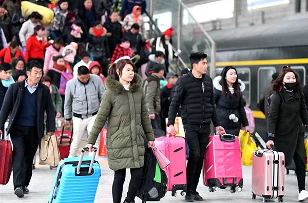 Passengers head to board trains at the Bozhou Railway Station in Anhui province on Tuesday, the last day of the Spring Festival travel rush.(Liu Qinli/For China Daily) Passengers head to board trains at the Bozhou Railway Station in Anhui province on Tuesday, the last day of the Spring Festival travel rush.(Liu Qinli/For China Daily)