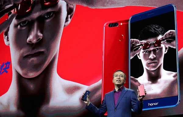 Zhao Ming, president of Honor, one of the major brands of Huawei Technologies Co, unveils the new Honor V9 smartphone in Beijing on Tuesday. (Photo provided to China Daily) Zhao Ming, president of Honor, one of the major brands of Huawei Technologies Co, unveils the new Honor V9 smartphone in Beijing on Tuesday. (Photo provided to China Daily)