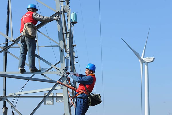 Workers with the power supply company in Chuzhou, Anhui province, check the transmission network under the State Grid before it is connected with a local wind power farm. (Photo/CHINA DAILY) Workers with the power supply company in Chuzhou, Anhui province, check the transmission network under the State Grid before it is connected with a local wind power farm. (Photo/CHINA DAILY)