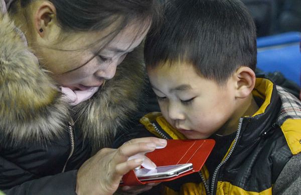 A woman uses instant messaging service WeChat in Hangzhou, Zhejiang province. (Photo/Xinhua) A woman uses instant messaging service WeChat in Hangzhou, Zhejiang province. (Photo/Xinhua)