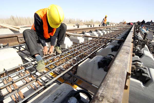 A worker at the construction site of a flyover in Hami, the Xinjiang Uygur autonomous region. (Photo/CHINA DAILY) A worker at the construction site of a flyover in Hami, the Xinjiang Uygur autonomous region. (Photo/CHINA DAILY)