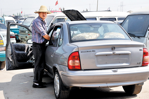 A dealer waits to sell a used car at a trade center in Zaozhuang, Shandong province. (Photo/CHINA DAILY) A dealer waits to sell a used car at a trade center in Zaozhuang, Shandong province. (Photo/CHINA DAILY)
