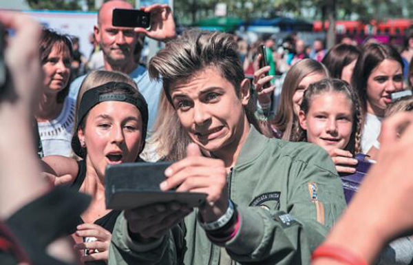An online celebrity from Muscial.ly poses for selfies with a group of fans at Local Video Day in Berlin in August 2016. (Photo provided to China Daily) An online celebrity from Muscial.ly poses for selfies with a group of fans at Local Video Day in Berlin in August 2016. (Photo provided to China Daily)