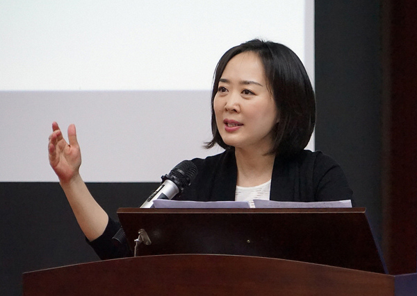 Diane Wang, founder and CEO of DHgate, introduces the APEC Cross-Border E-Commerce Training Workshop (CBET) in Papua New Guinea. PROVIDED TO CHINA DAILY Diane Wang, founder and CEO of DHgate, introduces the APEC Cross-Border E-Commerce Training Workshop (CBET) in Papua New Guinea. PROVIDED TO CHINA DAILY