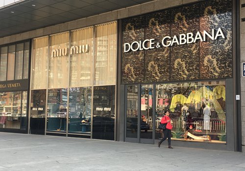 A pedestrian walks by the SKP Beijing mall in Chaoyang district on Saturday. (Photo: Li Xuanmin/GT) A pedestrian walks by the SKP Beijing mall in Chaoyang district on Saturday. (Photo: Li Xuanmin/GT)