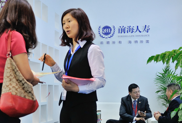 A visitor seeks information at a Foresea Life Insurance Co Ltd stand at a financial exhibition in Guangzhou, Guangdong province. CHEN YIHANG / FOR CHINA DAILY A visitor seeks information at a Foresea Life Insurance Co Ltd stand at a financial exhibition in Guangzhou, Guangdong province. CHEN YIHANG / FOR CHINA DAILY