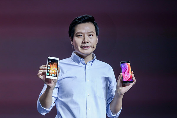 Xiaomi CEO Lei Jun shows the company's Mi 5C on Tuesday in Beijing. (Photo provided to China Daily) Xiaomi CEO Lei Jun shows the company's Mi 5C on Tuesday in Beijing. (Photo provided to China Daily)