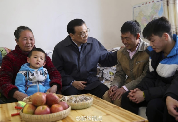 Chinese Premier Li Keqiang (C) visits a migrant worker's home in Ludian County, Yunnan Province in southwest China on January 23, 2017. (Xinhua Photo) Chinese Premier Li Keqiang (C) visits a migrant worker's home in Ludian County, Yunnan Province in southwest China on January 23, 2017. (Xinhua Photo)