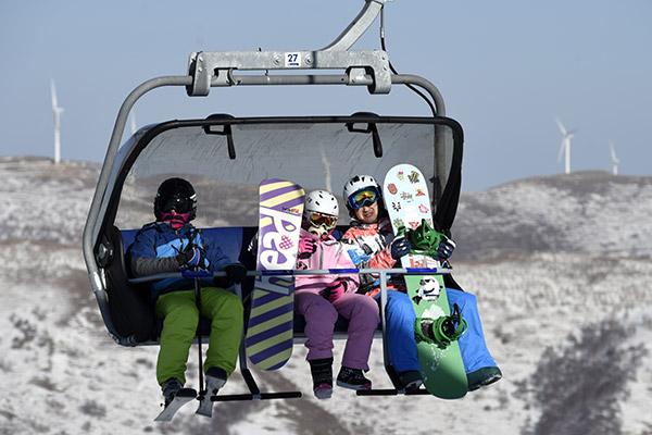 Visitors at a ski resort in Zhangjiakou, Hebei province. (Photo/China Daily) Visitors at a ski resort in Zhangjiakou, Hebei province. (Photo/China Daily)