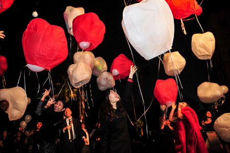 Chinese tourists celebrate Lantern Festival at a hotel in Los Angeles. (Photo/Xinhua)