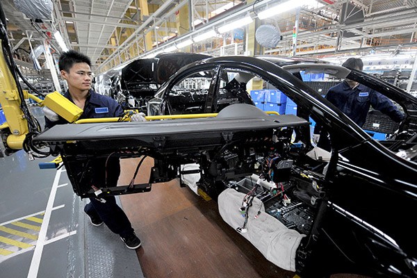 A technician installs interior trim on a production line at Geely Auto in Hangzhou, Zhejiang province. (Photo/Xinhua) A technician installs interior trim on a production line at Geely Auto in Hangzhou, Zhejiang province. (Photo/Xinhua)