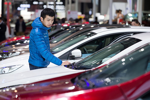 A man examines cars on display at a dealership in Nanjing, Jiangsu province. This year, dealers are less confident in future sales due to inventory levels and other concerns. (Photo/China Daily) A man examines cars on display at a dealership in Nanjing, Jiangsu province. This year, dealers are less confident in future sales due to inventory levels and other concerns. (Photo/China Daily)