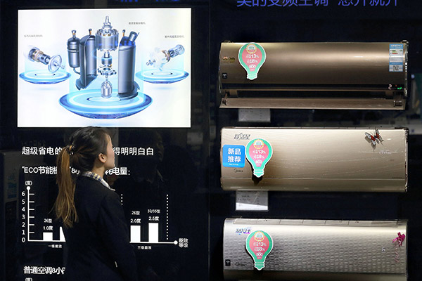 A customer looks at Midea's energy-efficient air conditioners at a store in Beijing. (Photo/China Daily) A customer looks at Midea's energy-efficient air conditioners at a store in Beijing. (Photo/China Daily)
