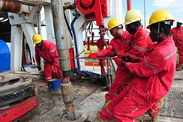 Chinese and Sudanese employees work at a Sinopec oilfield in Sudan. (Photo/China Daily) Chinese and Sudanese employees work at a Sinopec oilfield in Sudan. (Photo/China Daily)