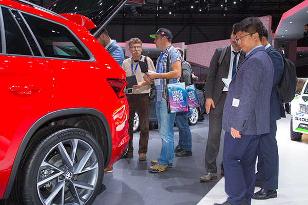 Reporters and visitors examine the Kodiaq SUV at the ongoing Geneva International Motor show. The model will hit the China market in April. (Photo provided to China Daily) Reporters and visitors examine the Kodiaq SUV at the ongoing Geneva International Motor show. The model will hit the China market in April. (Photo provided to China Daily)