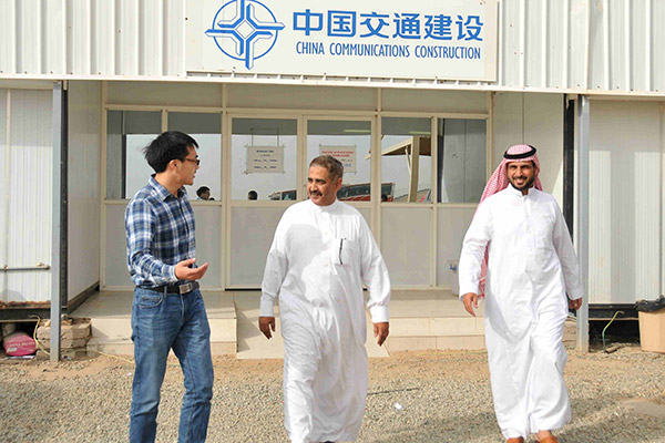 Workers from China Communications Construction discuss a project in Jeddah in Saudi Arabia. (Photo/Xinhua) Workers from China Communications Construction discuss a project in Jeddah in Saudi Arabia. (Photo/Xinhua)