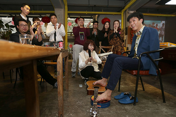 Liu Tao, an armless singer, plays guitar with his toes for young professionals of a startup who reside at the You+ international apartment in Guangzhou. (Photo/China Daily) Liu Tao, an armless singer, plays guitar with his toes for young professionals of a startup who reside at the You+ international apartment in Guangzhou. (Photo/China Daily)