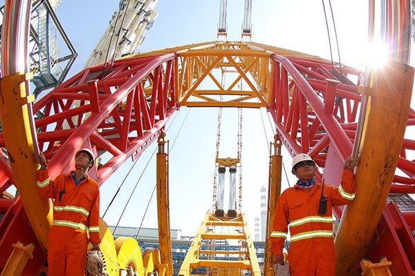 Shenhua workers install equipment at a coal-to-liquids project in the Ningxia Hui autonomous region. (Photo/China Daily) Shenhua workers install equipment at a coal-to-liquids project in the Ningxia Hui autonomous region. (Photo/China Daily)