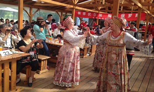 Chinese tourists watch traditional Russian dancing at a sightseeing boat on the Volga River, Russia. (File photo/Courtesy of Beijing Global Travel) Chinese tourists watch traditional Russian dancing at a sightseeing boat on the Volga River, Russia. (File photo/Courtesy of Beijing Global Travel)