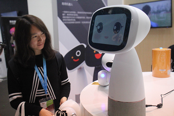 A visitor interacts with a robot at a high-tech exhibition in Shanghai. (CHEN YUYU/FOR CHINA DAILY) A visitor interacts with a robot at a high-tech exhibition in Shanghai. (CHEN YUYU/FOR CHINA DAILY)