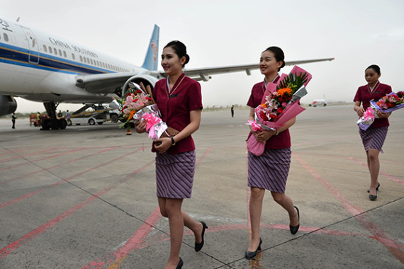 Cabin crew of China Southern Airlines prepare to board a flight in Lanzhou, capital of Gansu province. (Photo/Xinhua) Cabin crew of China Southern Airlines prepare to board a flight in Lanzhou, capital of Gansu province. (Photo/Xinhua)